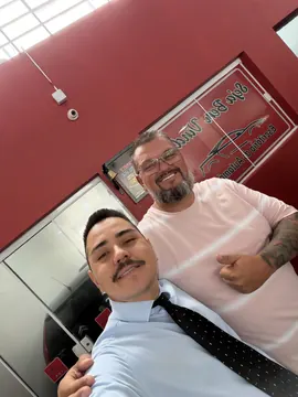 Dr. Thiago e o sócio do Escritório do Automóvel na loja