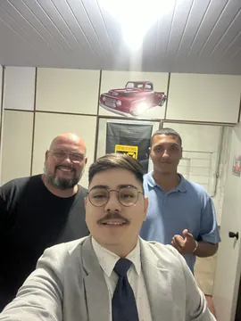 Dr. Thiago com a equipe do Escritório do Automóvel na sede da empresa