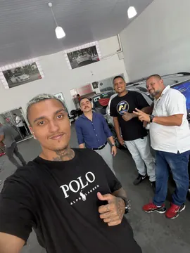 Visita ao salão de vendas do Escritório do Automóvel