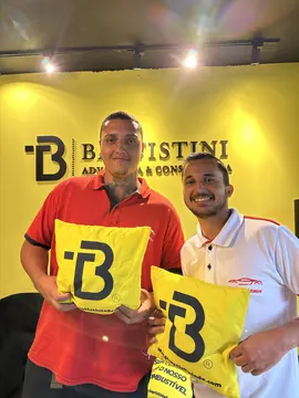 Equipe do Escritório do Automóvel em visita ao escritório, com as almofadas do B