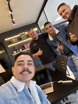 Dr. Thiago com a equipe do Escritório do Automóvel na sala de reuniões