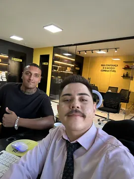 Dr. Thiago e o cliente no escritório