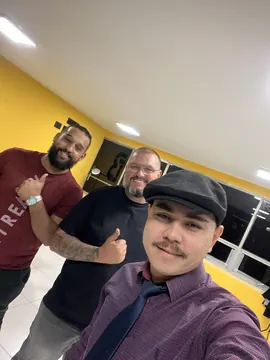 Dr. Thiago com os sócios em reunião