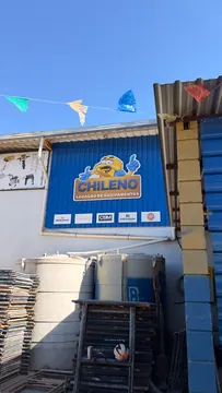 Fachada do Chileno Locação de Equipamentos, com o mascote na parede azul