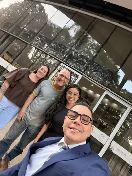 Dr. Thiago com os clientes do Chileno na saída do fórum
