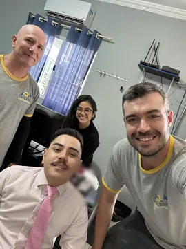 Dr. Thiago com a equipe no escritório do Chileno