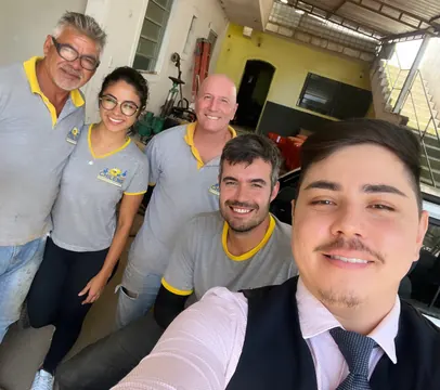 Dr. Thiago com a equipe do Chileno no pátio de equipamentos