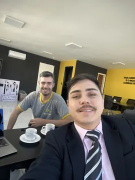 Reunião com o cliente do Chileno no escritório, ainda em montagem