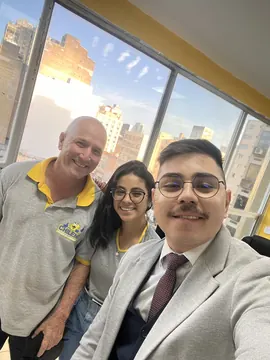 Dr. Thiago com os clientes do Chileno na primeira sede do escritório