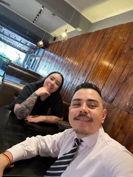 Selfie do Dr. Thiago com a cliente no Seo Pastel