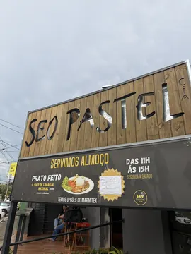 Letreiro do Seo Pastel & Cia de dia
