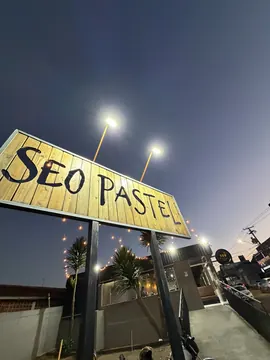 Letreiro do Seo Pastel & Cia à noite
