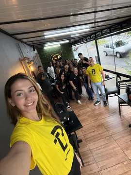 Equipe do Seo Pastel reunida na loja com o Dr. Thiago e a equipe do escritório