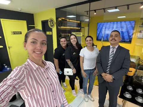 Equipe do Seo Pastel em visita ao escritório, com o Dr. Thiago
