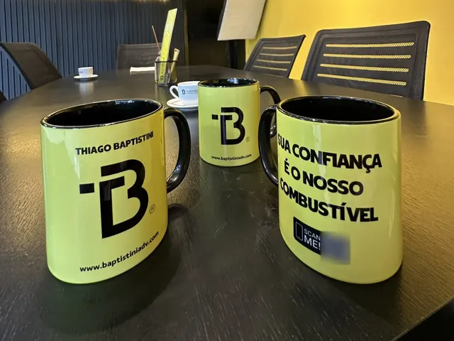 Canecas amarelas com a marca Baptistini e a frase Sua confiança é o nosso combustível