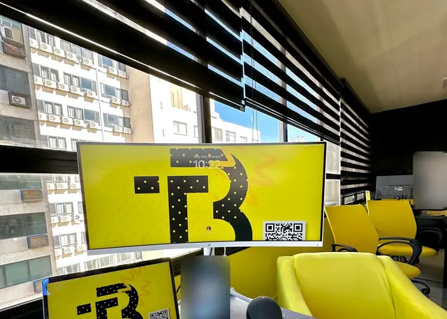 Estação de trabalho com monitor e vista para o centro de Campinas