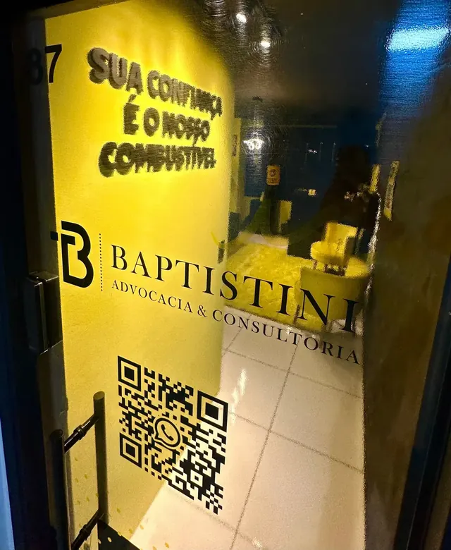 Porta de vidro da sala 87 com a marca do escritório