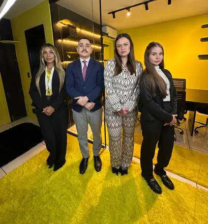 Dr. Thiago e três integrantes da equipe na sala de reuniões