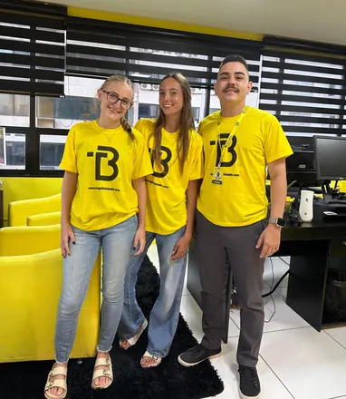 Dr. Thiago e duas integrantes da equipe com as camisetas do escritório