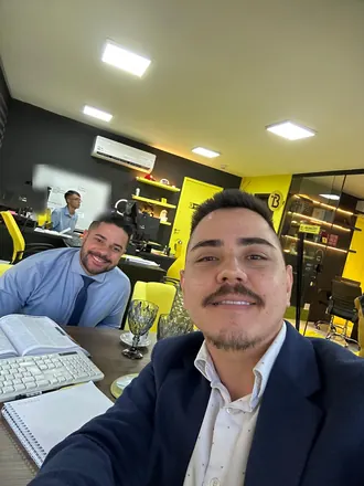 Selfie do Dr. Thiago com um colega à mesa do escritório