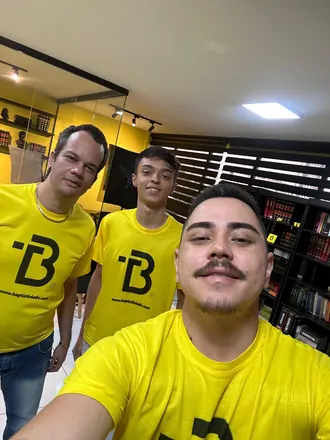 Selfie do Dr. Thiago com o Dr. Samuel e o Kauan, ex-colaboradores, na biblioteca