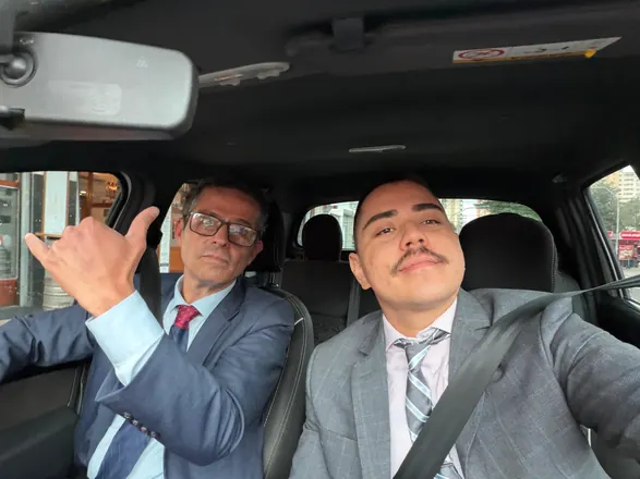 Dr. Thiago e um colega de terno a caminho de um compromisso
