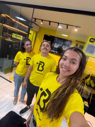 Selfie de integrantes da equipe com as camisetas do escritório na recepção