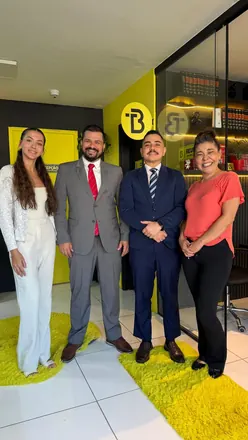 Dr. Thiago e três integrantes da equipe na recepção