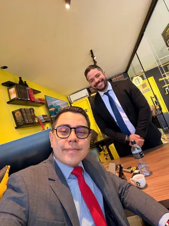 Selfie de dois advogados da equipe no escritório