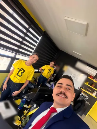 Selfie do Dr. Thiago com duas integrantes da equipe no escritório