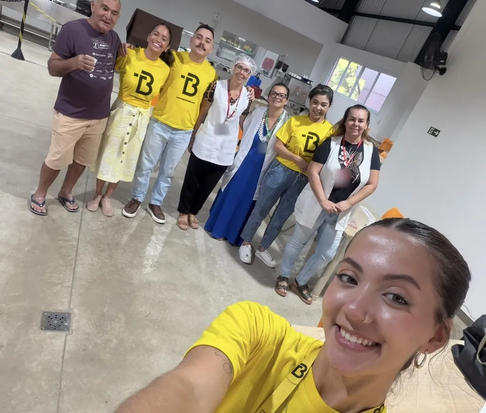 Equipe do escritório com a equipe do Lar dos Velhinhos