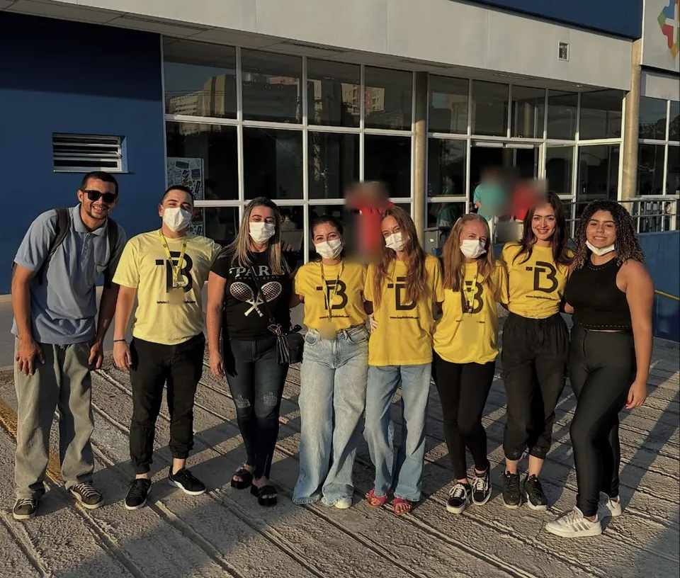 Equipe do escritório, de máscara, em frente ao Hospital Municipal Mário Gatti